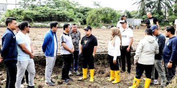 Walikota bersama kepala OPD saata meninjau stadion setelah dibersihkan