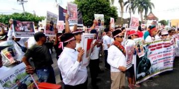 Massa aksi di depan Mapolres Siantar