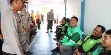 Kapolres Simalungun bercengkerama dengan para driver Ojol
