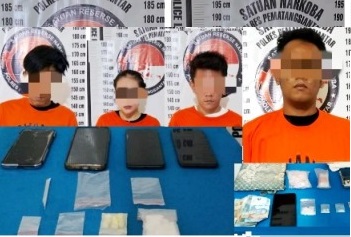 Keempat tersangka dan barang bukti
