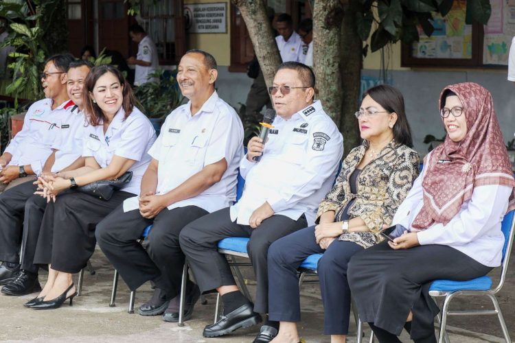 Walikota di hadapan para pelajar SMP Negeri 8