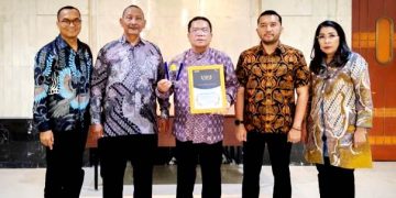 Walikota didampingi pimpinan OPD   perlihatkan piagam  penghargaan Pematangsiantar  peringkat ke lima kota toleransi