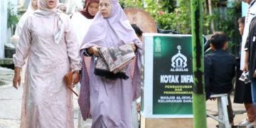 Wakil Walikota berjalan kaki menuju masjid dekat rumah pribadi