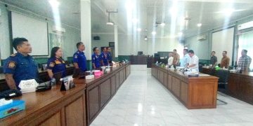 ASN Pemko dan anggota DPRD berdiri saat mendengar Lagu Kebangsaan Indonesia Raya