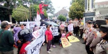 Aksi di depan kantor DPRD Siantar