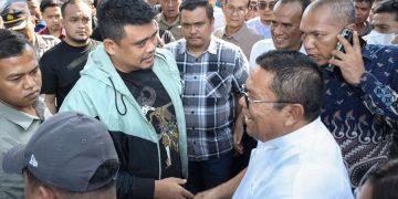 Gubernur Sumut dan Walikota Siantar di depan Gedung 4 Pasar Horas