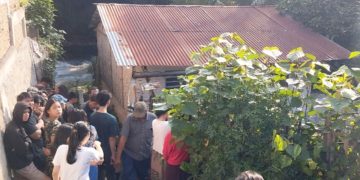 Rumah pelaku bunuh diri dikerumuni warga