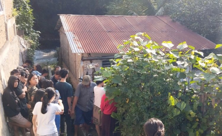 Rumah pelaku bunuh diri dikerumuni warga