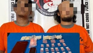 Kedua tersangka dan barang bukti