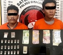 Kedua tersangka dan barang bukti