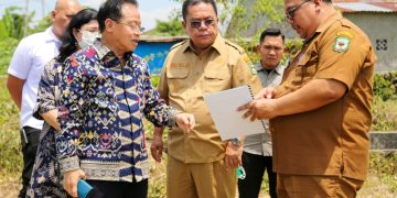 Kadis Lingkungan Hidup (DLH) perlihatkan peta  lahan yang direncanakan menjadi TPST kepada  pihak Guangzhou WeTech Engineering Co Ltd  dan Walikota