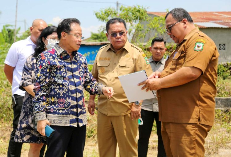 Kadis Lingkungan Hidup (DLH) perlihatkan peta  lahan yang direncanakan menjadi TPST kepada  pihak Guangzhou WeTech Engineering Co Ltd  dan Walikota