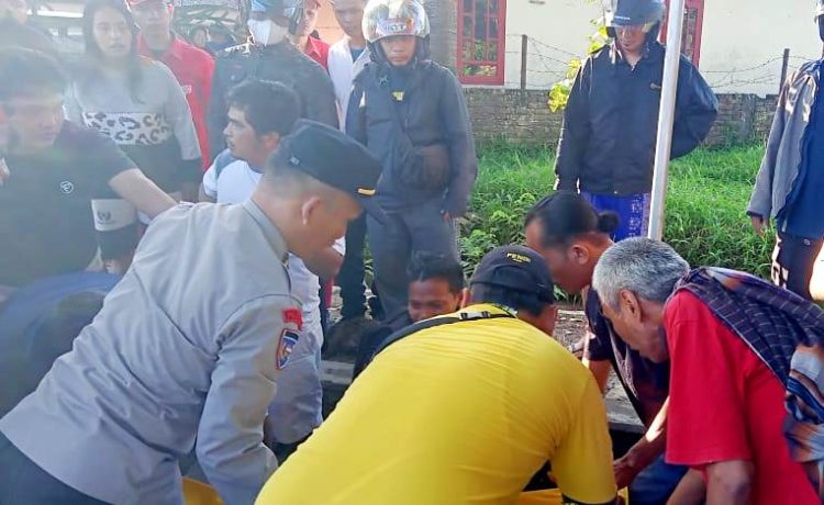 Personel Polisi dan warga mengamati jenazah