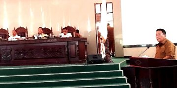 Walikota pada rapat paripurna