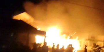Kobaran api hanguskan dua unit rumah