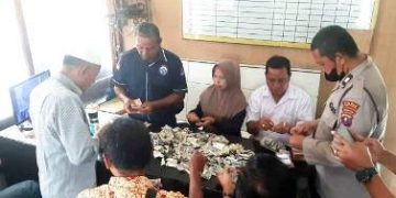 Uang dalam kotak infak sedang dihitung