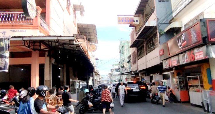 Salah satu lokasi di sekitar Jalan Cipto yang sepi dengan bendera Merah Putih