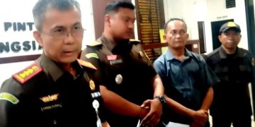 Kajari saat memberi keterangan pers