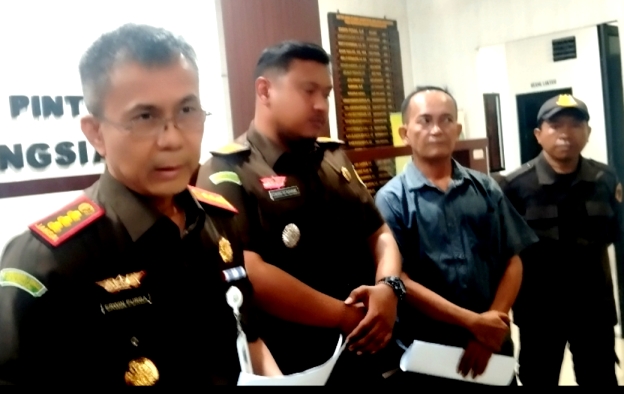 Kajari saat memberi keterangan pers