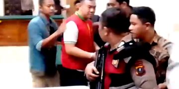 terdakwa digiring ke luar ruang persidangan