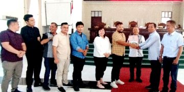 Pansus terima SK dari pimpinan DPRD Siantar