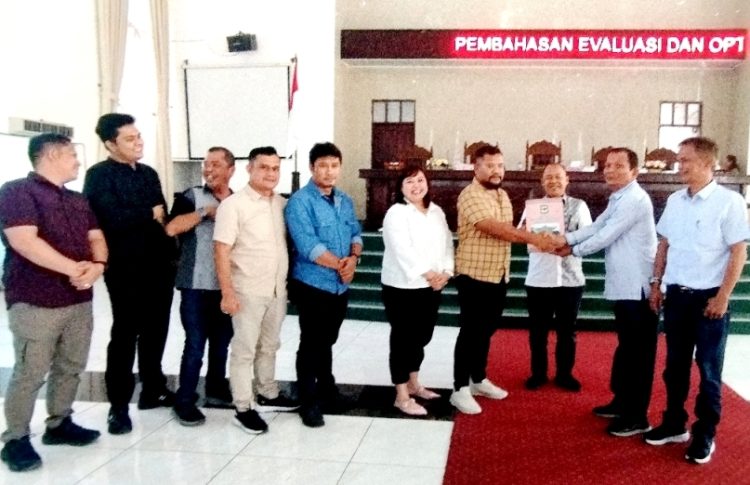 Pansus terima SK dari pimpinan DPRD Siantar