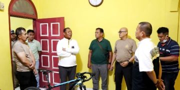 Tim Kepolisian di rumah korban