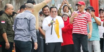 pancing Walikota saat  mendapat ikan mas