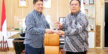 Serahkan cendra mata