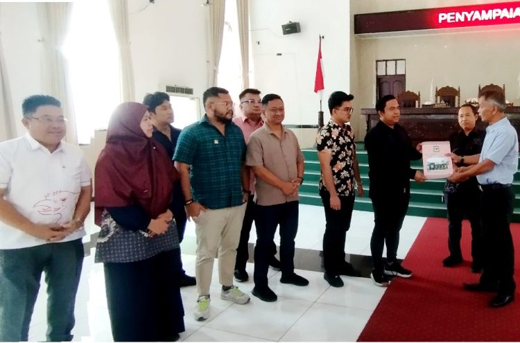 Wakil Ketua DPRD serahkan SK kepada Ketua Pansus