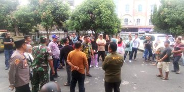 Kasatpol PP dan  pedagang di depan kantor Satpol PP