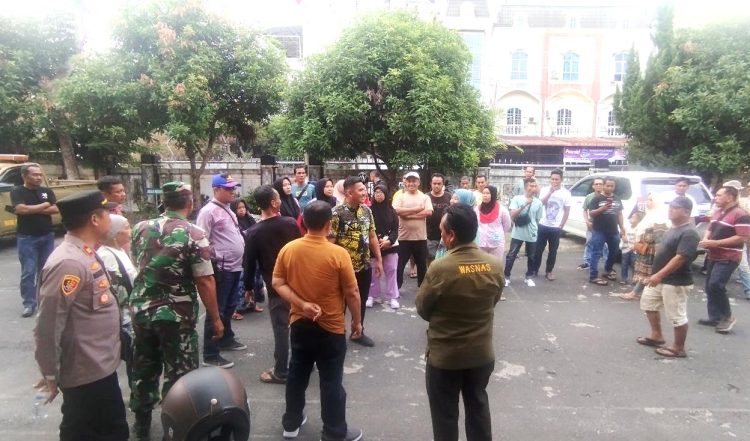 Kasatpol PP dan pedagang di depan kantor Satpol PP