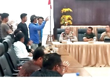 Mahasiswa menerobos masuk