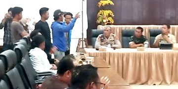 Mahasiswa menerobos masuk