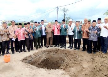 Poto bersama setelah peletakan batu pertama