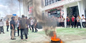 Aksi bakar ban di halaman kantor Kejari Simalungun