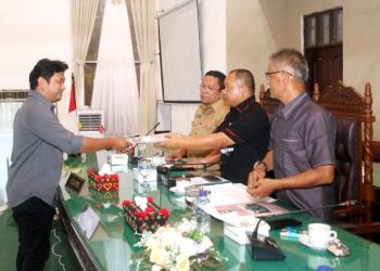 Aprial Ginting serahkan lembaran pandangan umum Fraksi kepada pimpinan DPRD SIantar