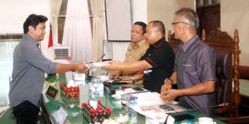 Aprial Ginting serahkan lembaran pandangan umum Fraksi kepada pimpinan DPRD SIantar