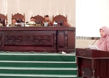 HJ Sabariah SPd bacakan Pandangan Umum Fraksi Nurani Keadilan