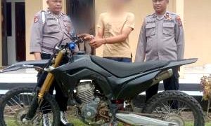 Pelaku dan barang bukti diapit petugas