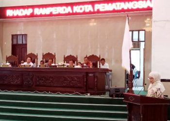 Sri Rahmawati sampaikan pandangan umum Fraksi yang dihadiri Walikota Wesly Silalahi