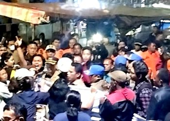 Sekda di antara kerumunan