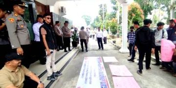 Unjukrasa di depan kantor Kemenag