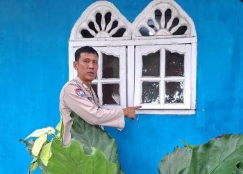 Petugas perlihatkan jendela  rumah korban tempat pelaku menggondol HP