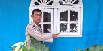 Petugas perlihatkan jendela  rumah korban tempat pelaku menggondol HP
