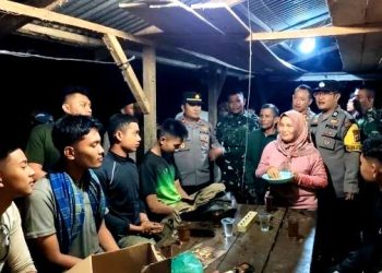 Kelima pelajar saat akan mendapat boras tenger dari salah seorang orang tua pelajar