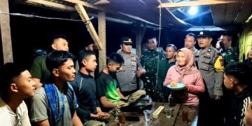 Kelima pelajar saat akan mendapat boras tenger dari salah seorang orang tua pelajar