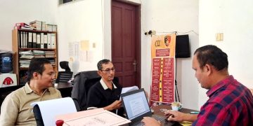 Tersangka berkacamata menjalani pemeriksaan