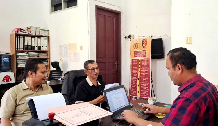 Tersangka berkacamata menjalani pemeriksaan