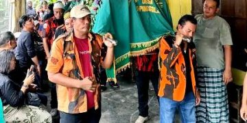 Ketua PAC Pemuda Pancasila Siantar Barat, Andika Prayogi Sinaga saat  akan memberangkatkan jenazah dari rumah duka